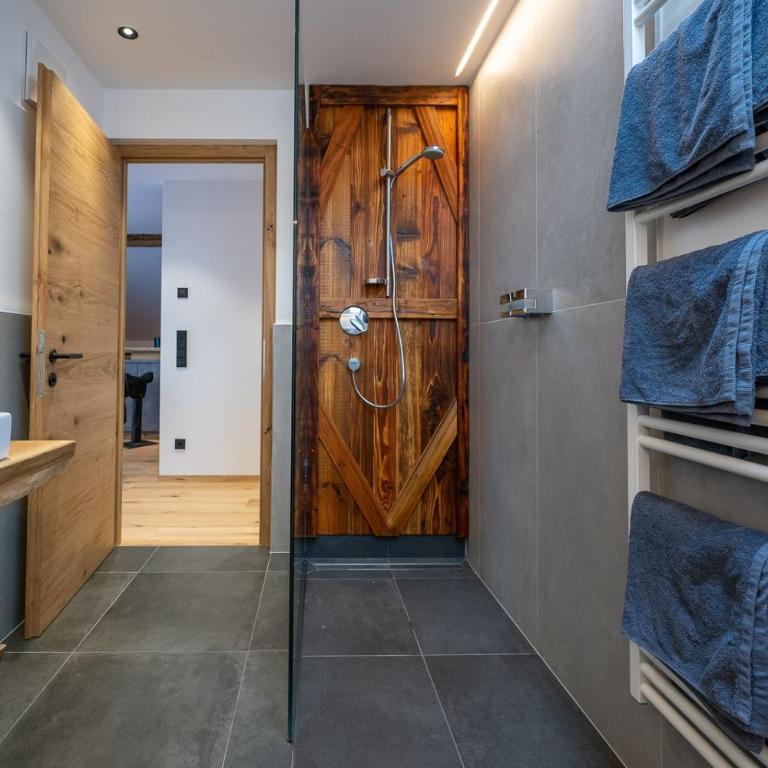 Ladinser Hof Western Suite - Deluxe-Apartment mit 2 Schlafzimmern und Gartenblick - 8