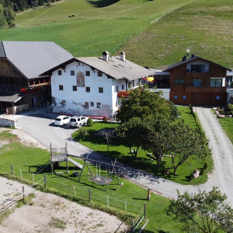 Ladinser Hof Western Suite - Deluxe-Apartment mit 2 Schlafzimmern und Gartenblick - 18