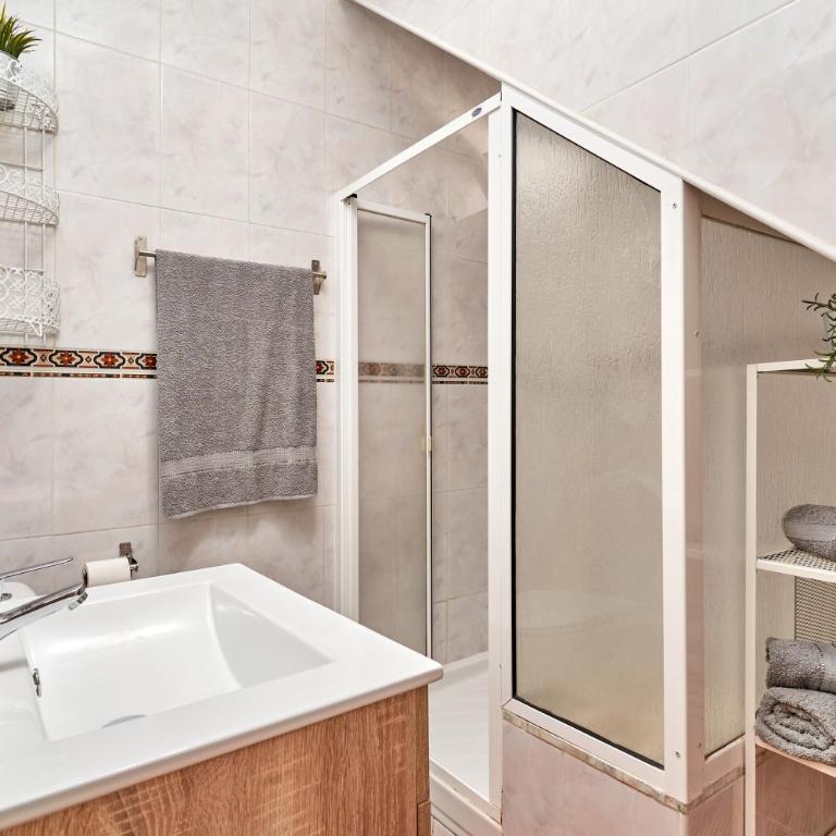 Villa Angeles Nerja - Habitación Cuádruple con ducha - 16