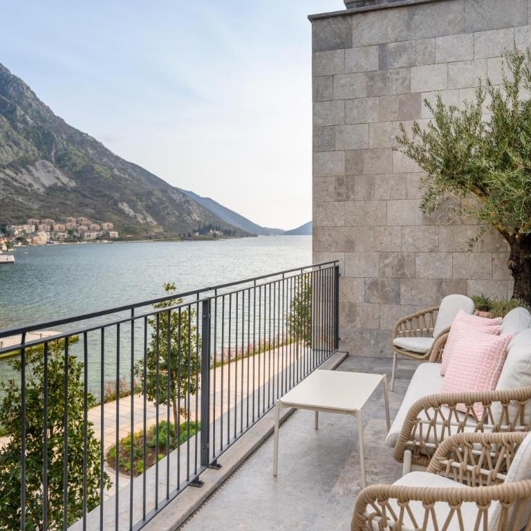 Mövenpick Hotel & Residences Teuta Kotor Bay - Deluxe Apartment with One Double Bed and Sofa - 2