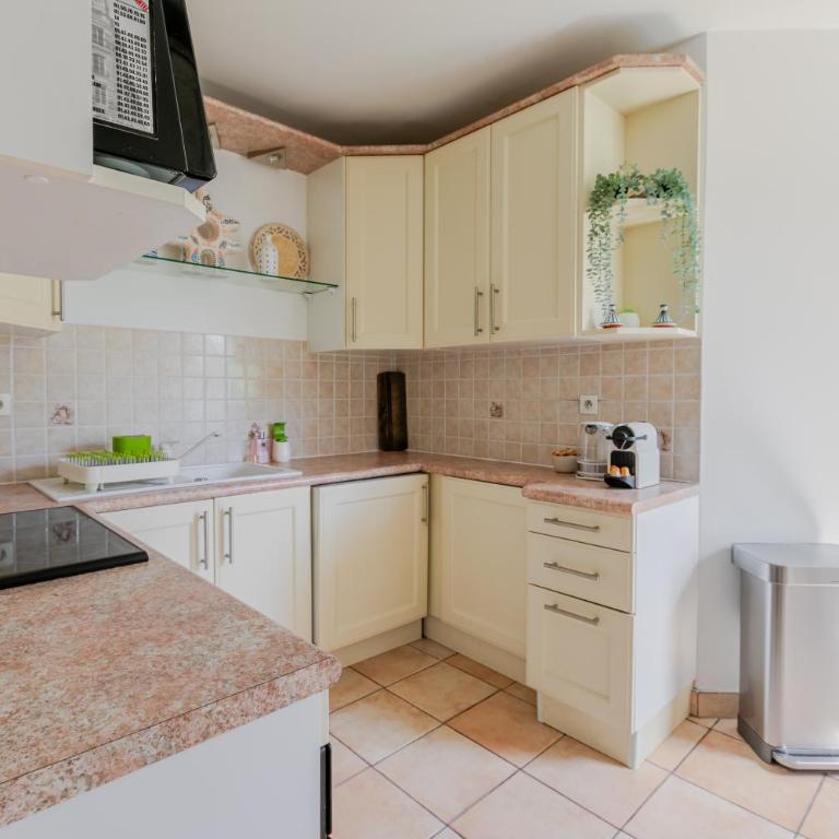 Appartement Cosy - Two-Bedroom Deluxe Apartment with Garden View - 23