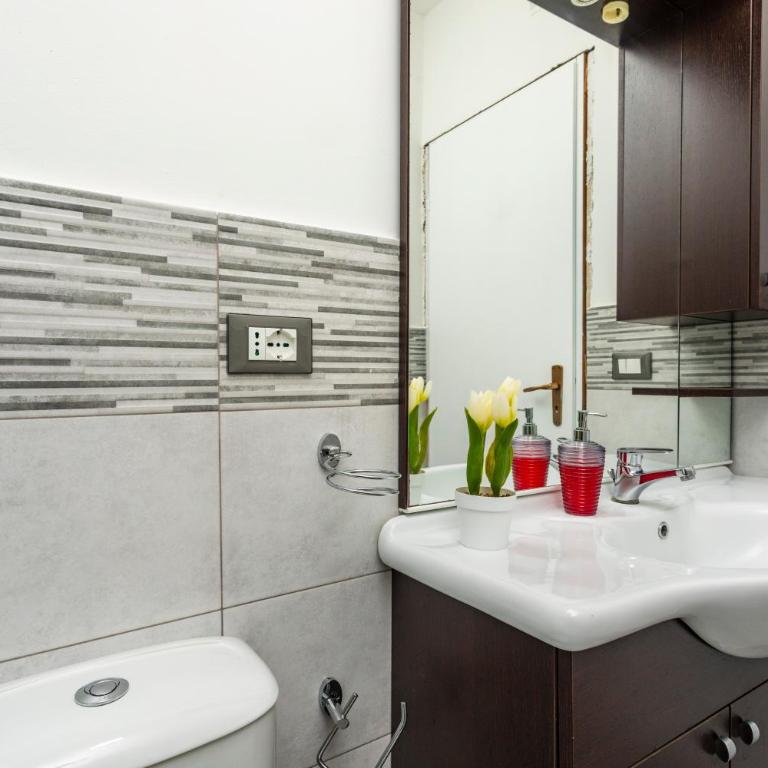 Chiara Home Apartment - Appartamento Deluxe con 2 Camere da Letto e Vista Giardino - 17