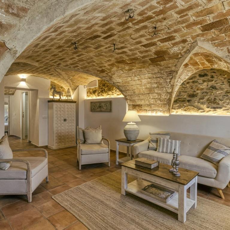 Can Bosch - Two-Bedroom House - 3