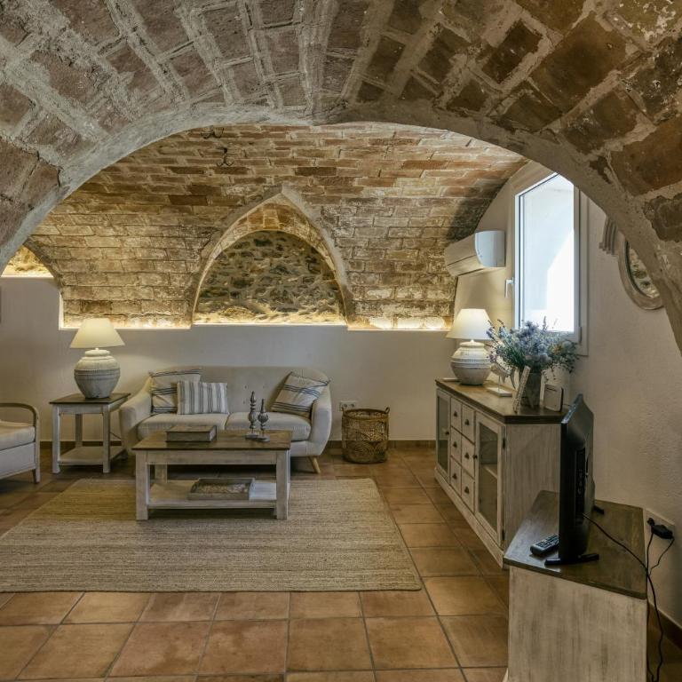 Can Bosch - Two-Bedroom House - 4