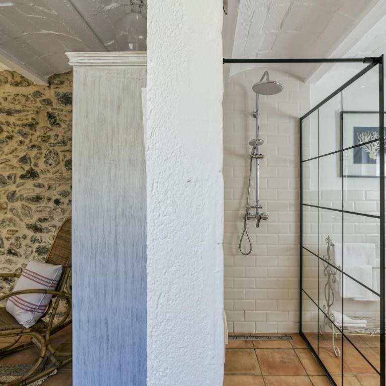 Can Bosch - Two-Bedroom House - 11