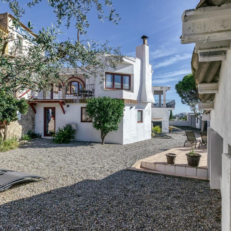 Can Bosch - Two-Bedroom House - 24