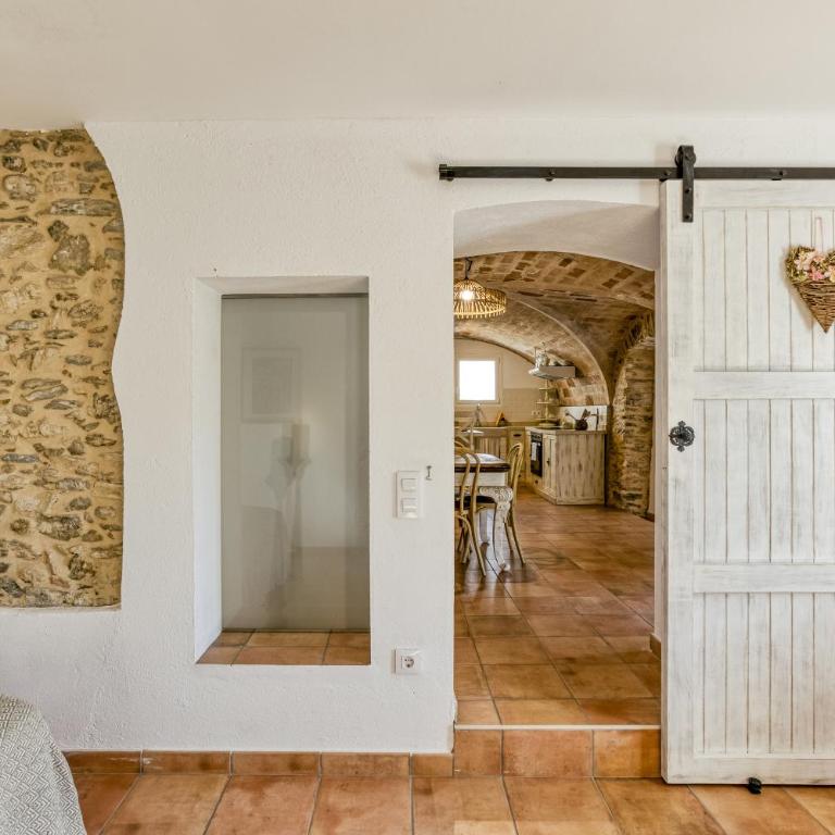 Can Bosch - Two-Bedroom House - 18