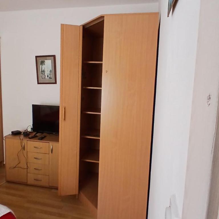 Apartments Stevović - Double or Twin Room with Balcony - Attic - 3