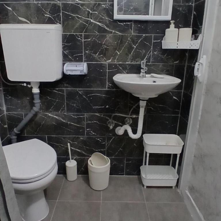 Apartments Stevović - Double or Twin Room with Balcony - Attic - 6