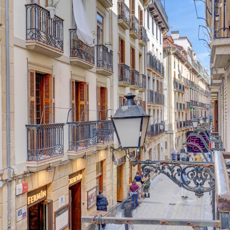 Historic building, centrally located, close to eve - Apartamento de 1 dormitorio - 45