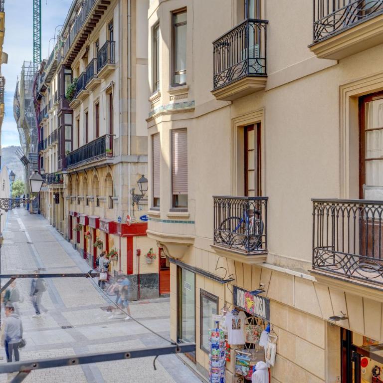 Historic building, centrally located, close to eve - Apartamento de 1 dormitorio - 42