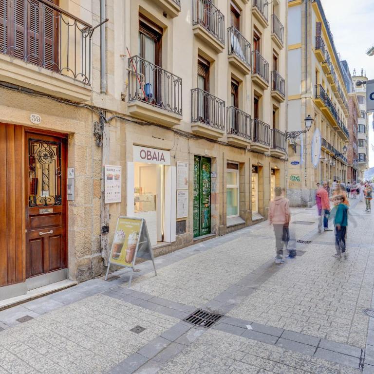Historic building, centrally located, close to eve - Apartamento de 1 dormitorio - 55