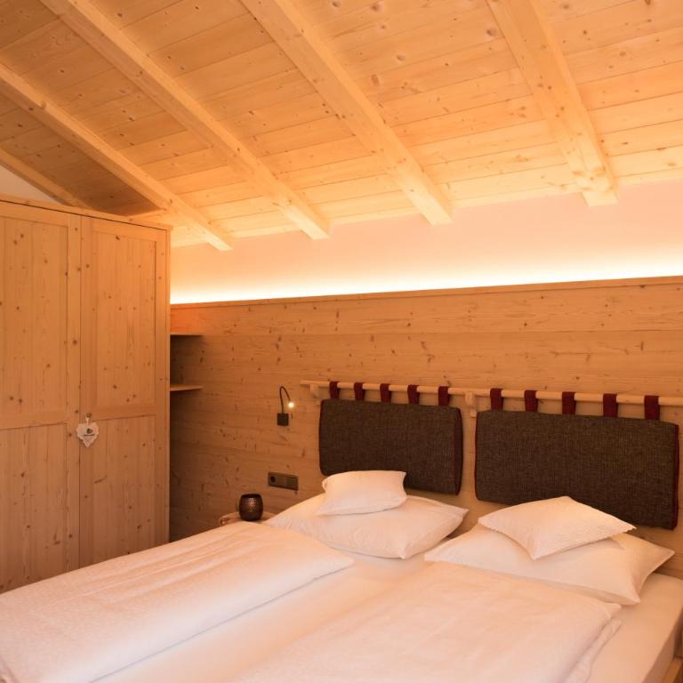 Haus Sonnegg Panoramasuite - Two-Bedroom Deluxe Apartment with Garden View - 3