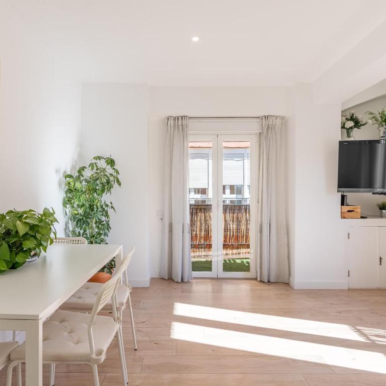 Piso Garaje Gratis Granada - Two-Bedroom Deluxe Apartment with Balcony - 24