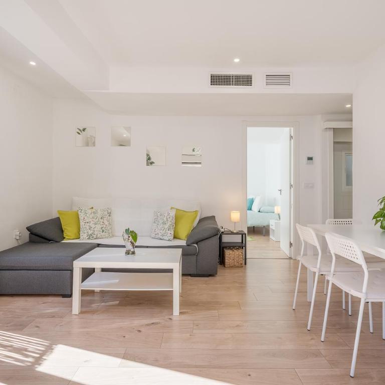 Piso Garaje Gratis Granada - Two-Bedroom Deluxe Apartment with Balcony - 27