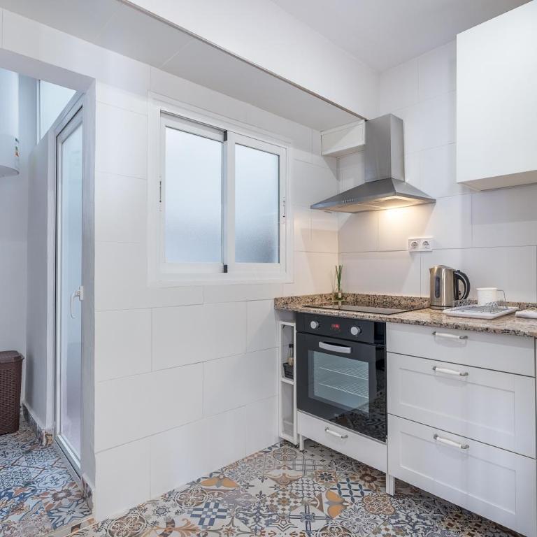 Piso Garaje Gratis Granada - Two-Bedroom Deluxe Apartment with Balcony - 9