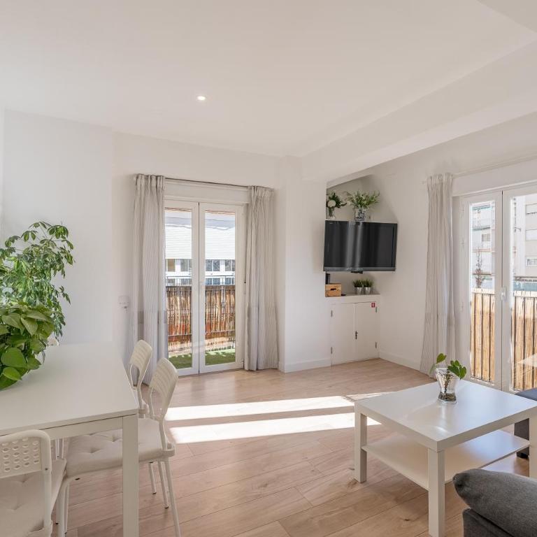 Piso Garaje Gratis Granada - Two-Bedroom Deluxe Apartment with Balcony - 3