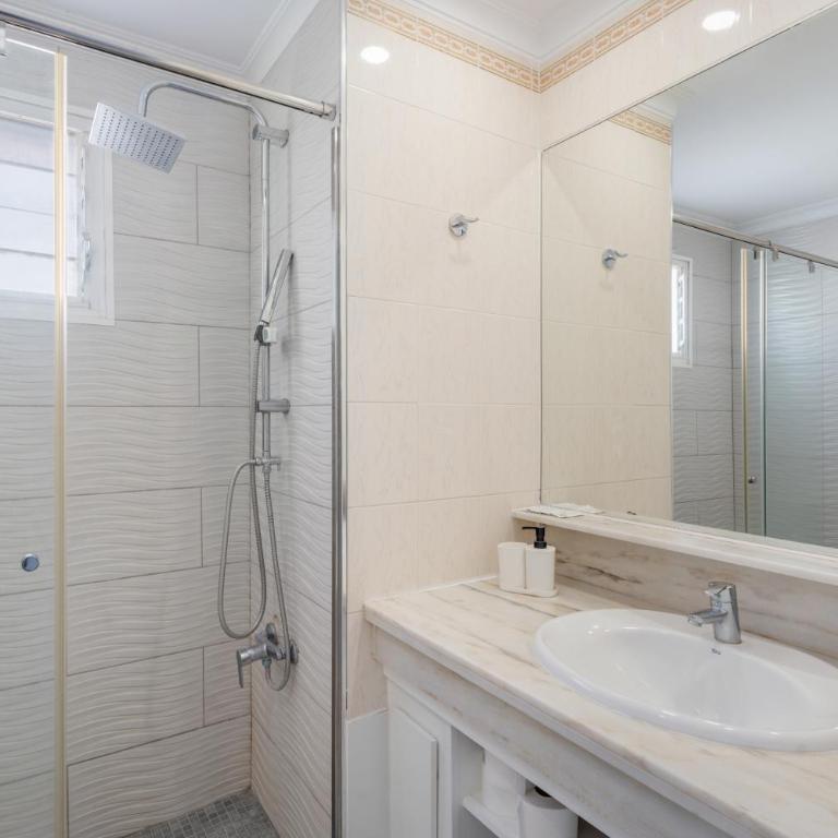 Michelangelo Resort Apartments 212 - Habitación Cuádruple con ducha - 14