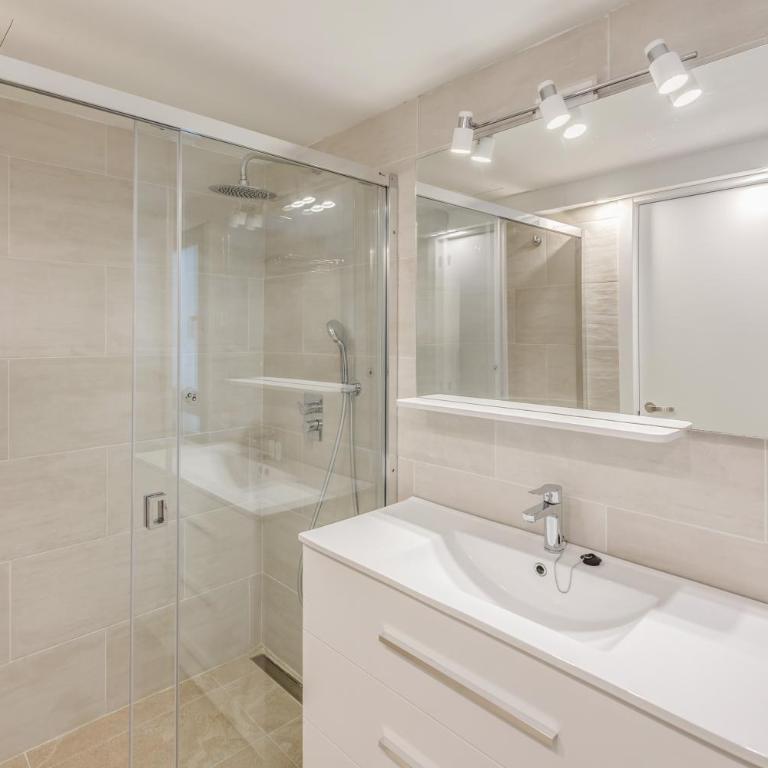 Ana Playasol - Three-Bedroom Premium Apartment with Balcony - 8
