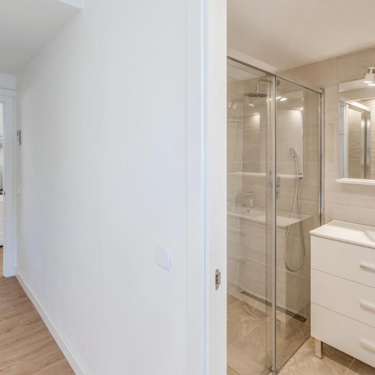Ana Playasol - Three-Bedroom Premium Apartment with Balcony - 11