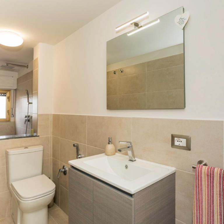Lemon Terrace - Two-Bedroom Deluxe Apartment with Balcony - 9
