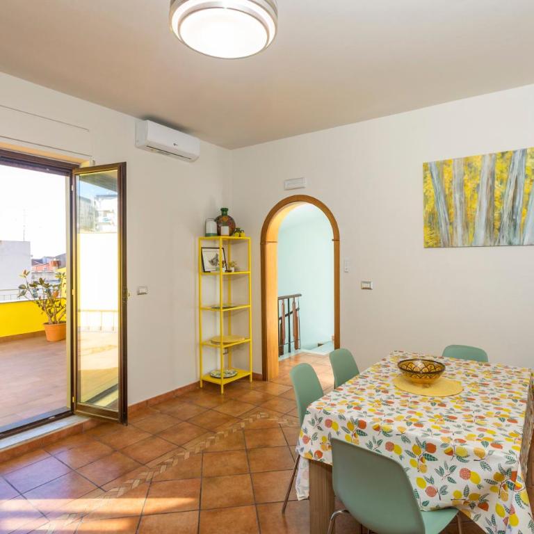 Lemon Terrace - Two-Bedroom Deluxe Apartment with Balcony - 4