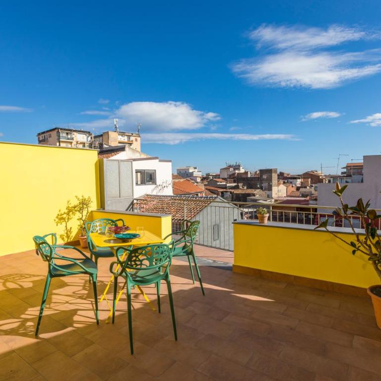 Lemon Terrace - Two-Bedroom Deluxe Apartment with Balcony - 1