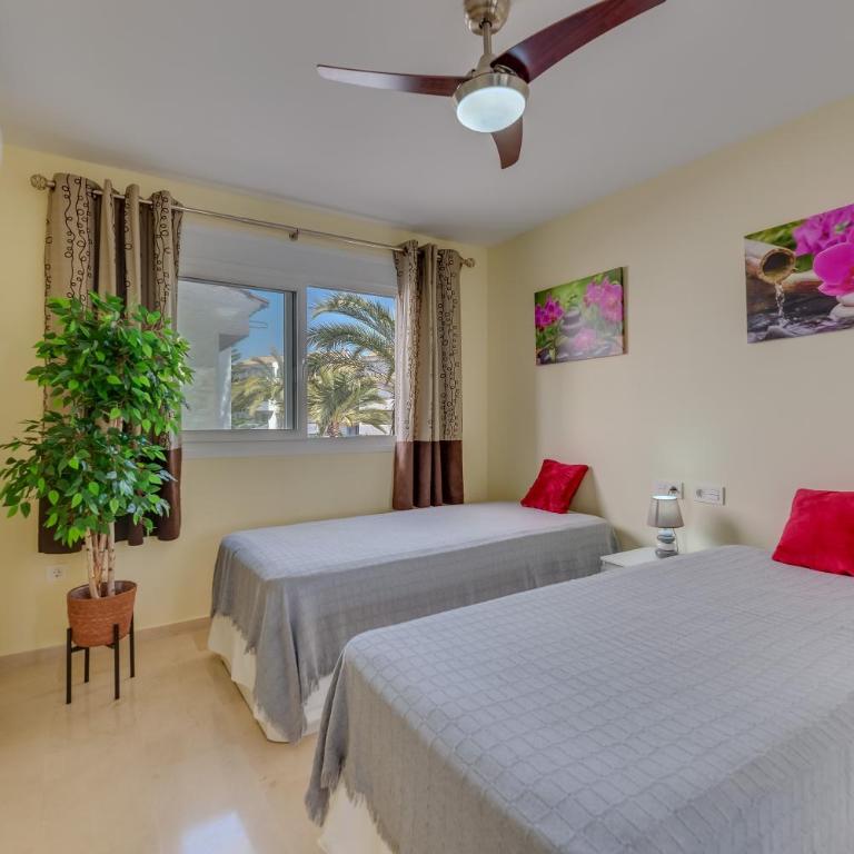 Beach apartment Marbella - Three-Bedroom Premium Apartment with Balcony - 17