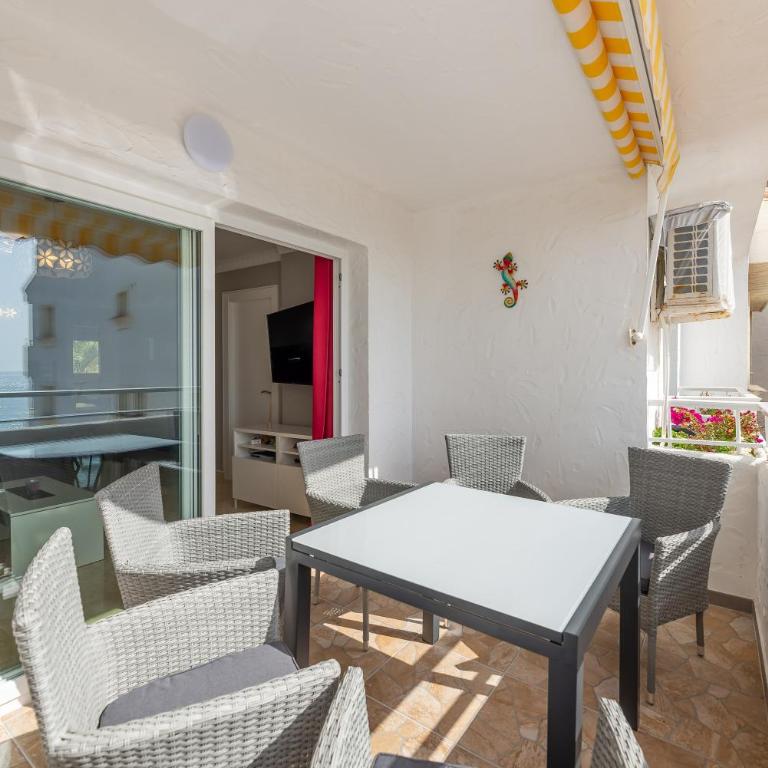 Beach apartment Marbella - Three-Bedroom Premium Apartment with Balcony - 8