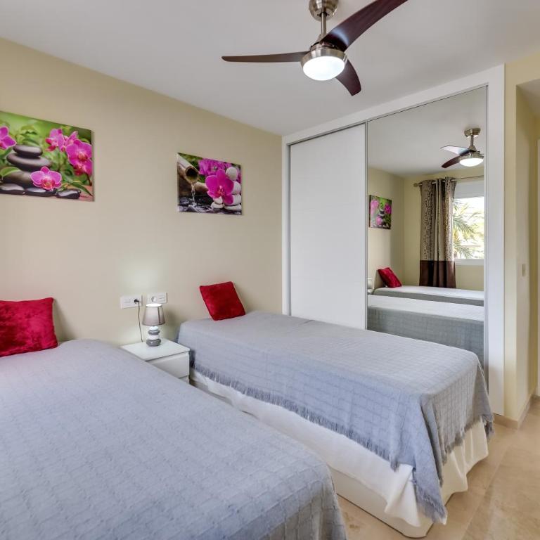 Beach apartment Marbella - Three-Bedroom Premium Apartment with Balcony - 18