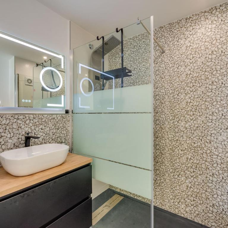 Beach apartment Marbella - Three-Bedroom Premium Apartment with Balcony - 16