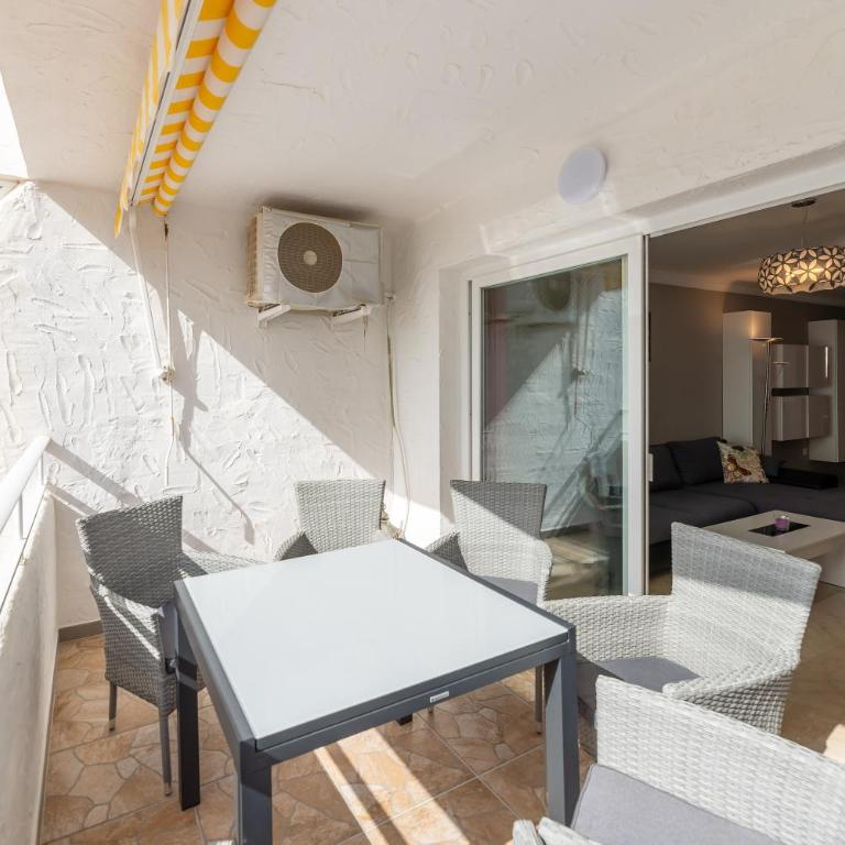 Beach apartment Marbella - Three-Bedroom Premium Apartment with Balcony - 10