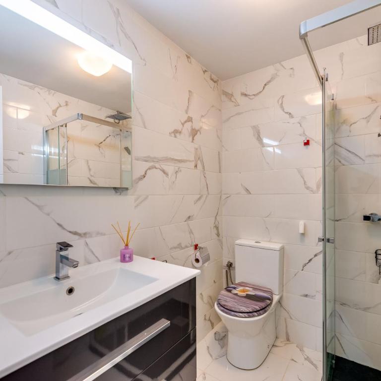 Beach apartment Marbella - Three-Bedroom Premium Apartment with Balcony - 19