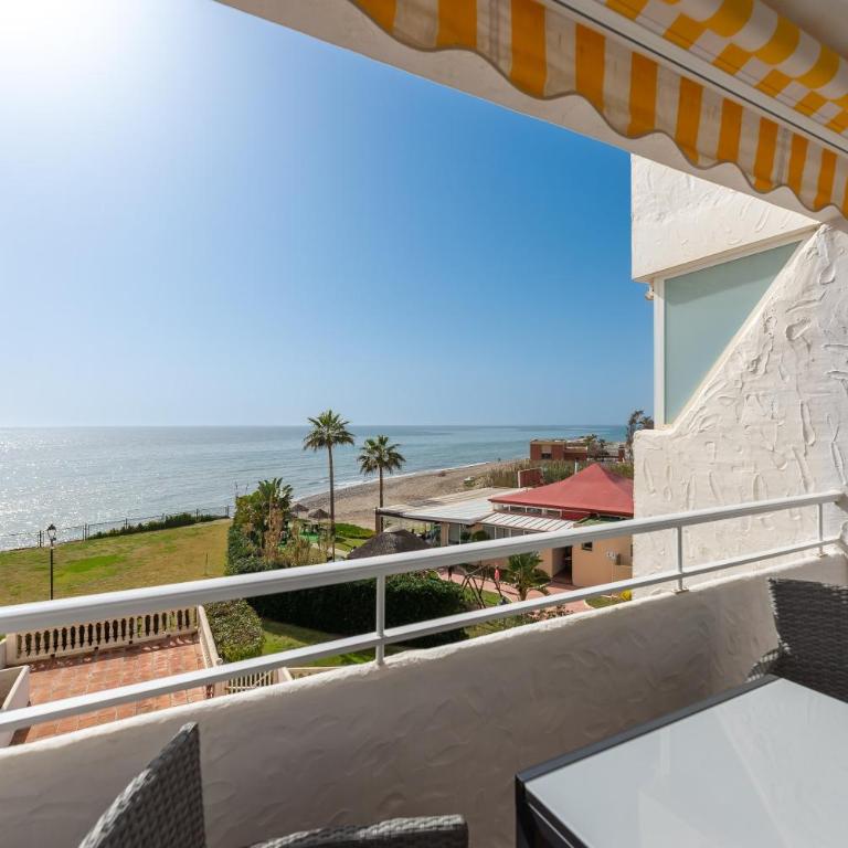 Beach apartment Marbella - Three-Bedroom Premium Apartment with Balcony - 2