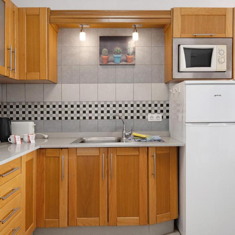 Puerto Chico 9 - Two-Bedroom Deluxe Apartment with Ocean View - 11