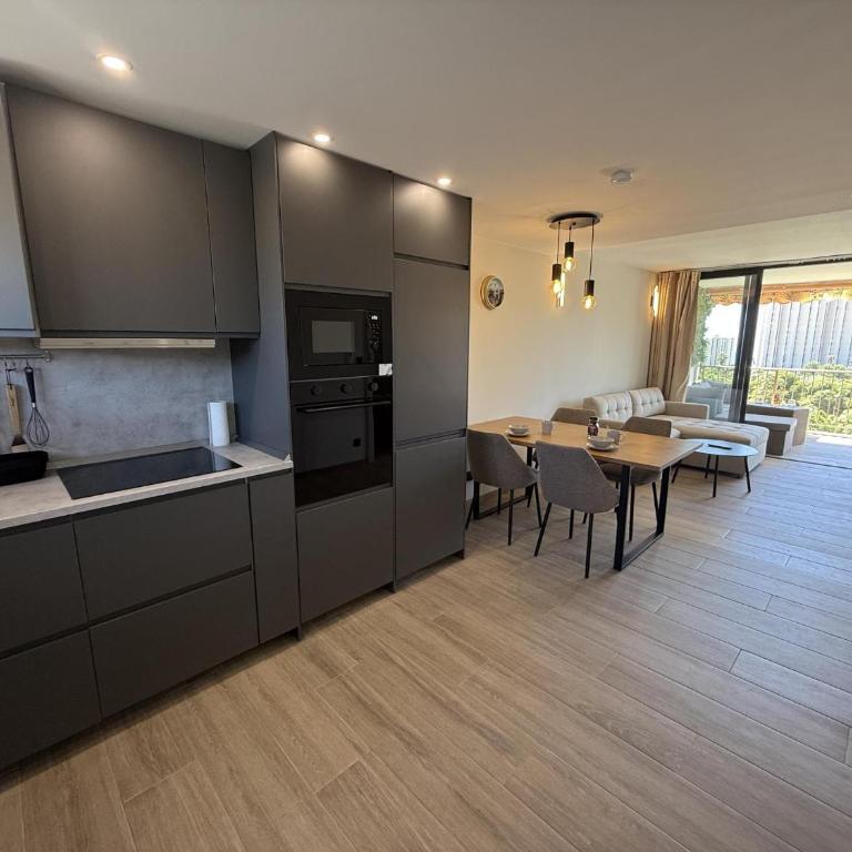 Moderno apartamento con terraza, piscina y vistas al mar by Turihome - Apartment - 13