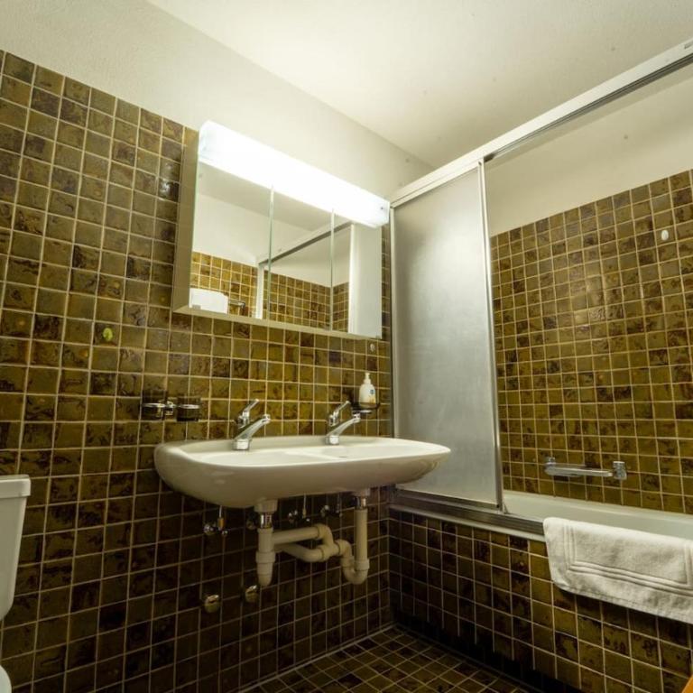Retro Laax Apartment near Cable Car - Apartment - 16
