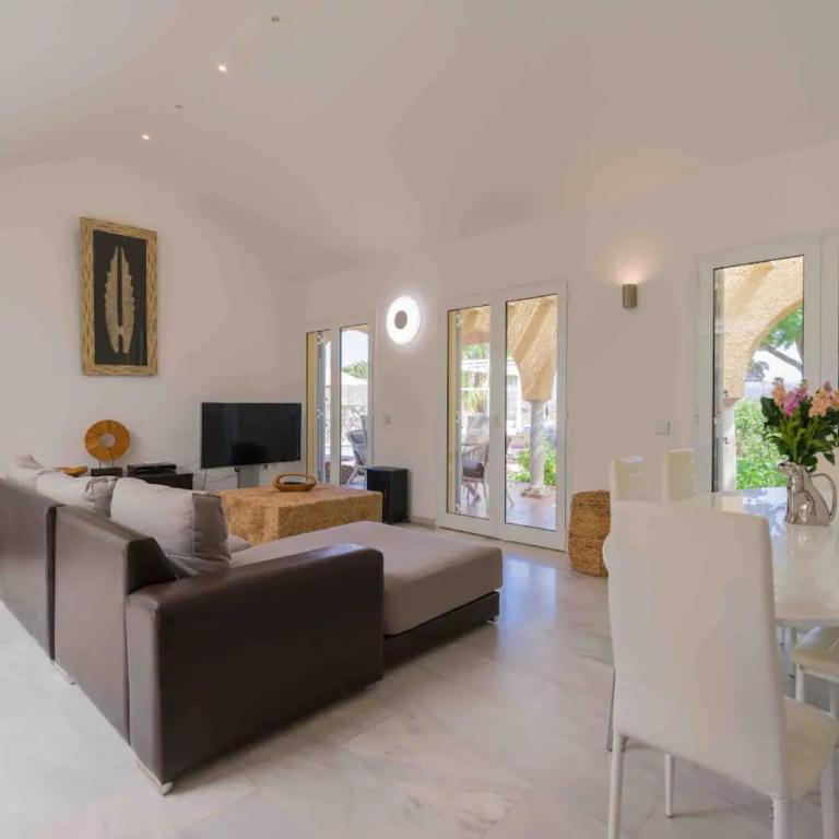 Villa Linda - Three-Bedroom House - 8
