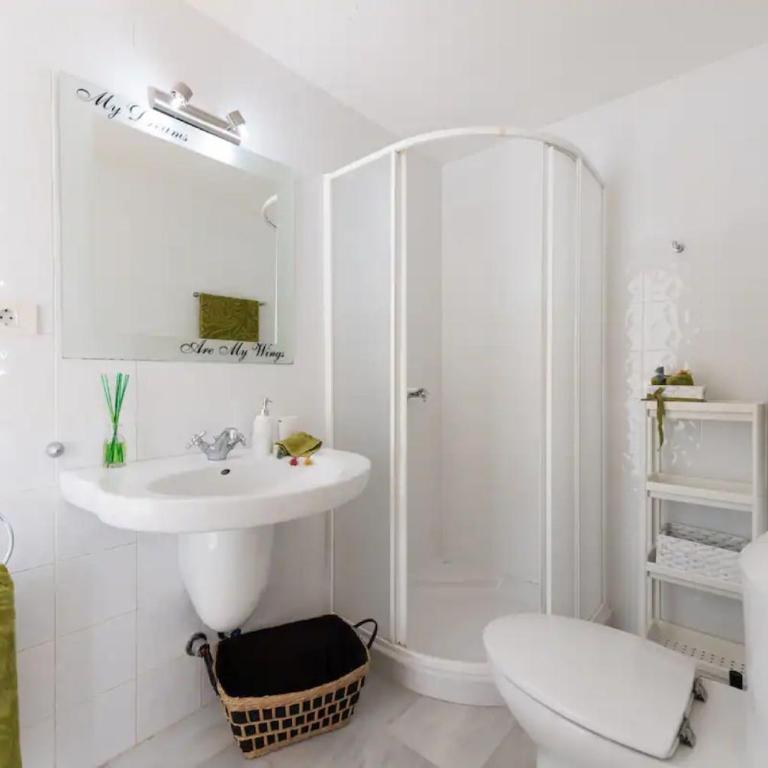Villa Linda - Three-Bedroom House - 21