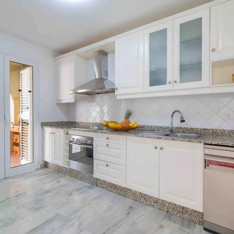 Villa Linda - Three-Bedroom House - 10