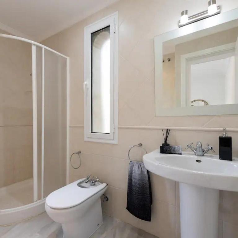 Villa Linda - Three-Bedroom House - 19