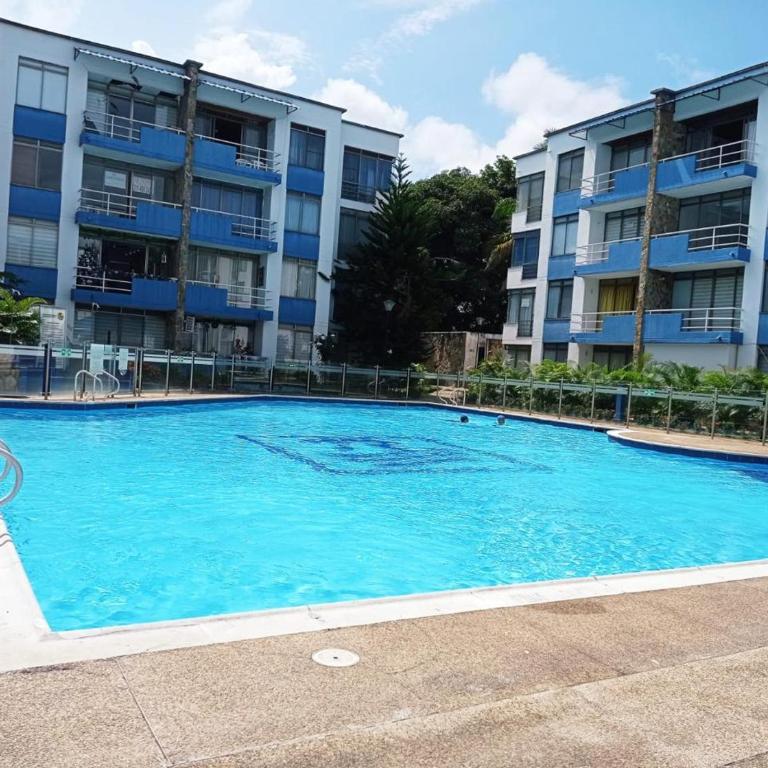 Apto con piscina en el centro de melgar - Condominio - Apartamento de 3 dormitorios - 7