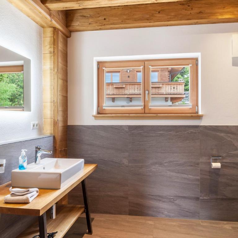 Mountainlodge - Deluxe-Apartment mit 2 Schlafzimmern und Gartenblick - 12