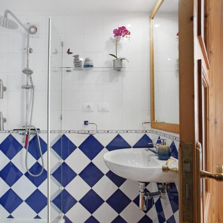 Casa Mariposa - Superior One-Bedroom Apartment with Balcony - 16