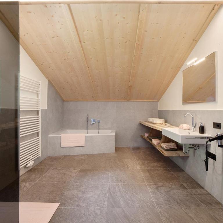 Schlossbauer große Ferienwohnung - Appartamento Deluxe con 2 Camere da Letto e Vista Giardino - 12