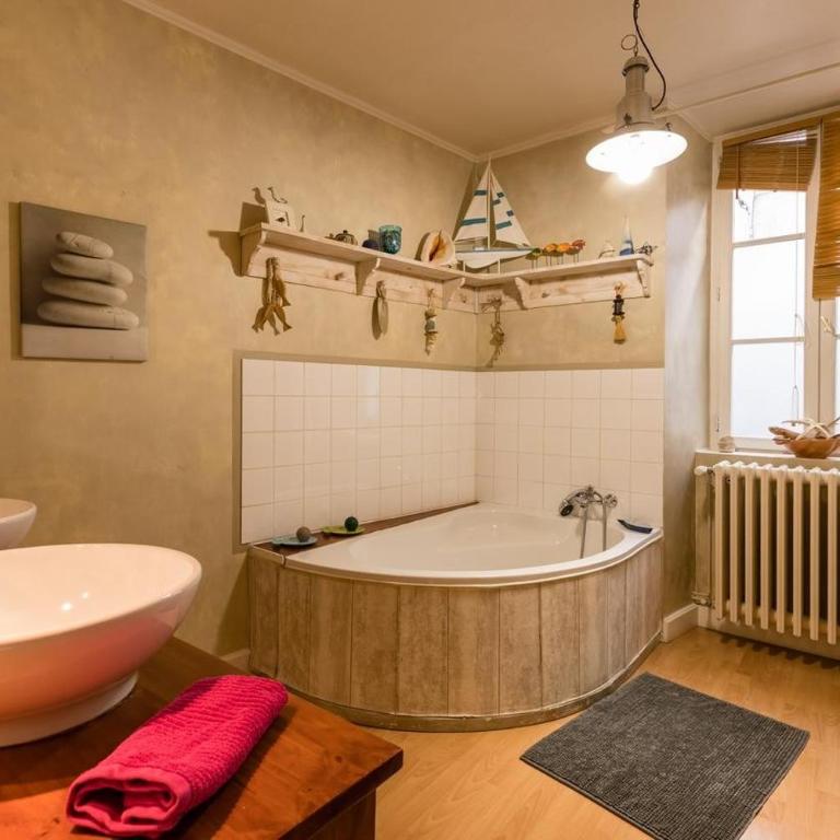 Cocon Familial - Gîte De Charme - Appartement Supérieur - Vue sur Ville - 17