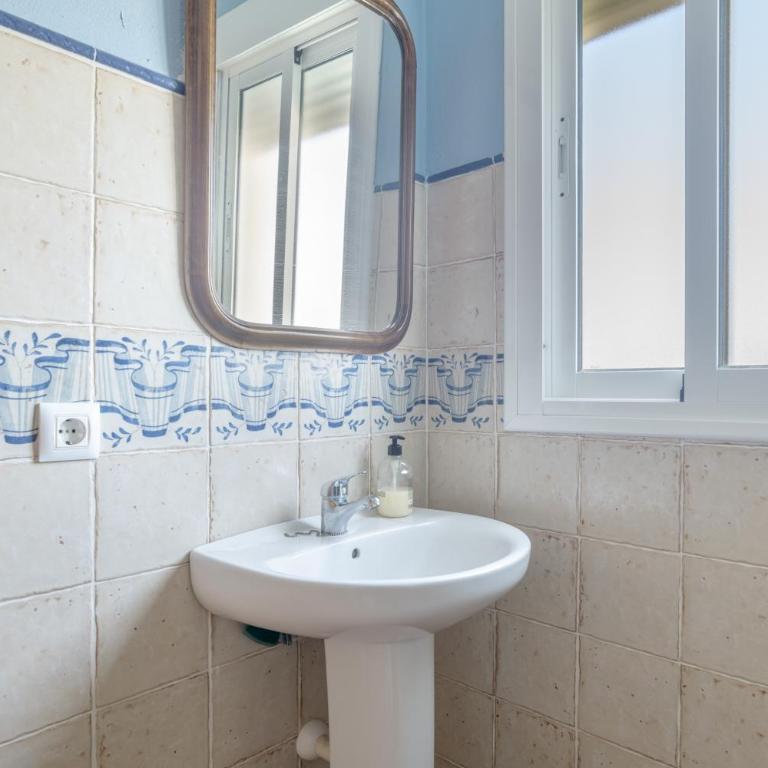 Casa Rural Roche - Habitación Cuádruple con ducha - 11