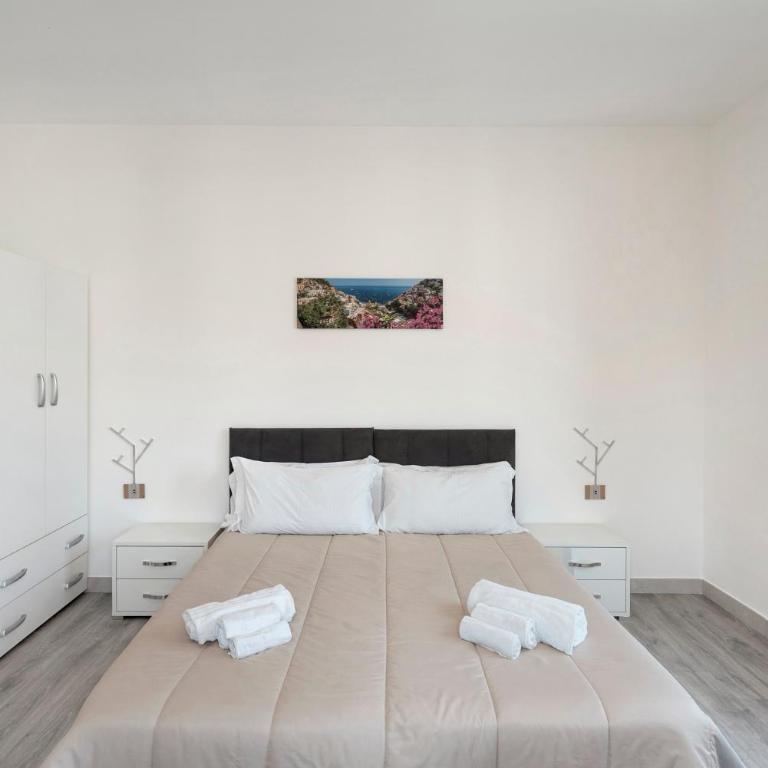 Sorrento Center Luxury Apartment 3 - Two-Bedroom Deluxe Apartment with Balcony - 14