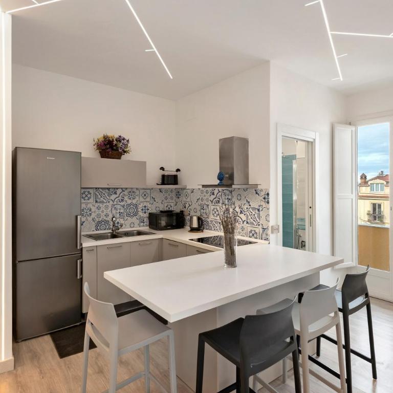 Sorrento Center Luxury Apartment 3 - Two-Bedroom Deluxe Apartment with Balcony - 2