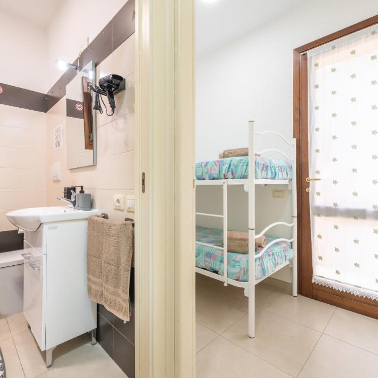 Queen's House - Two-Bedroom Deluxe Apartment with Garden View - 17